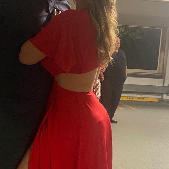 Red Dress. - Picture 3 of 5